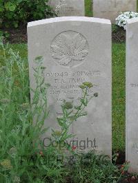 Etaples Military Cemetery - Tapp, F A